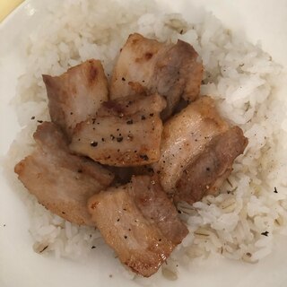 豚バラ肉で丼